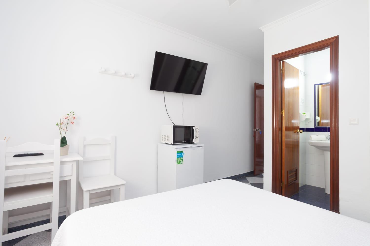 Hostal Restaurante La Giralda ロタ エクステリア 写真